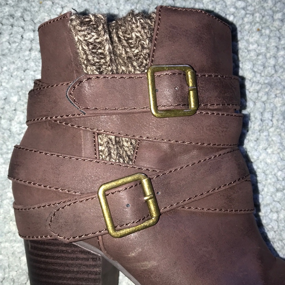 Brown faux leather ankle booties 🤎